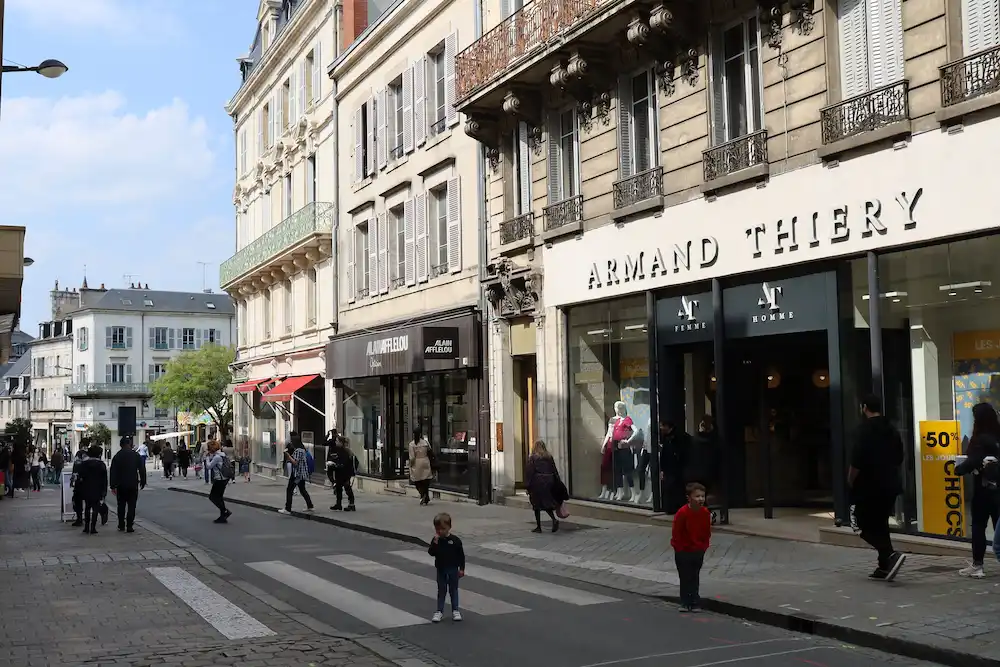 Rue commerçante illustrant l’expertise de bail commercial et la valeur locative d’un local professionnel